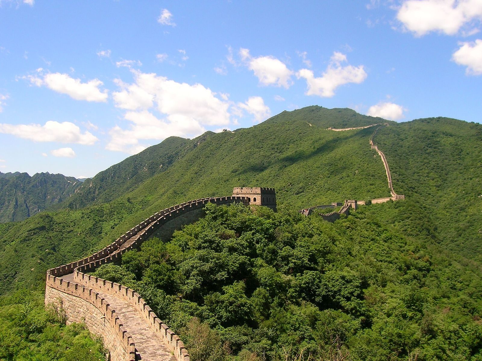 La Grande Muraille de Chine serpentant sur les crêtes